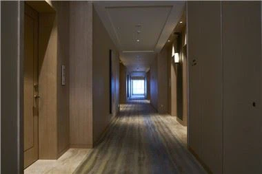 Hotellin yhden sisäänkäynnin ovi kehyksellä